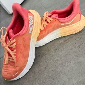 Hoka Women's Arahi 7 Running Shoes! Size 6. Pretty much like new!